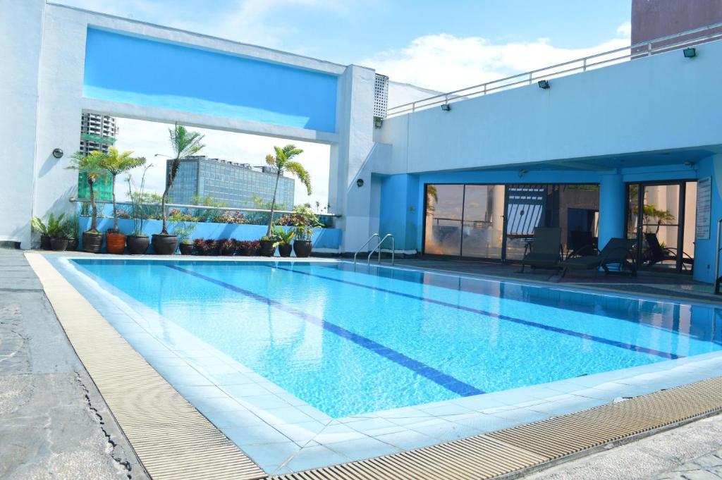马尼拉王子广场2号酒店的大楼内的大型游泳池