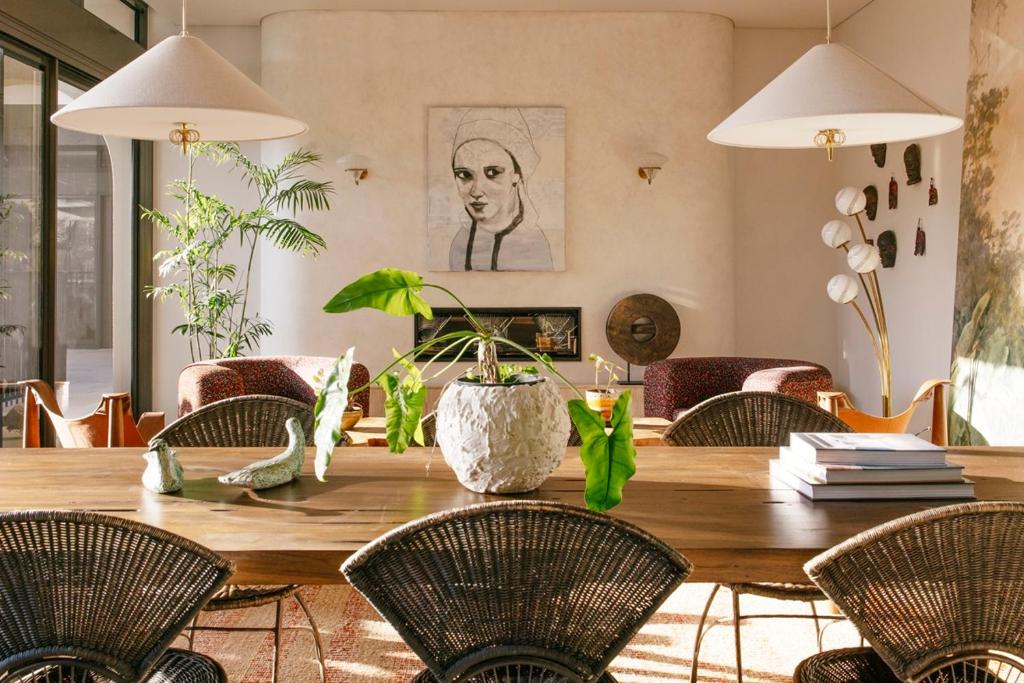 拜伦湾Basq House的一间带木桌和椅子的用餐室