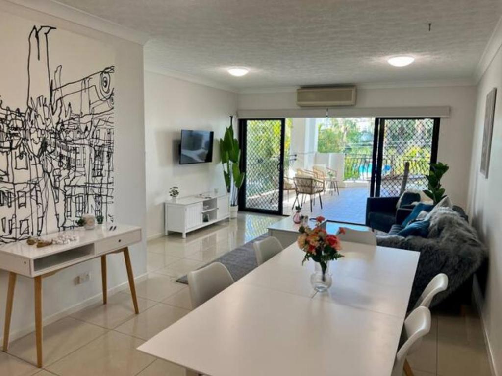 布里斯班South Brisbane 2-Bed with Views & Parking的客厅配有白色桌子和沙发