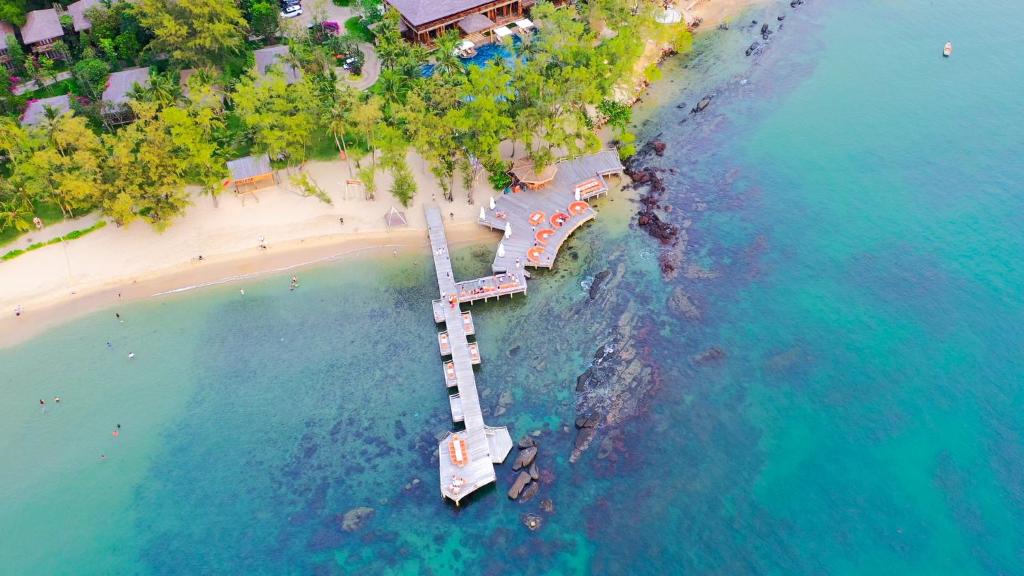 富国Ocean Bay Phu Quoc Resort and Spa的享有海滩空中景致,设有码头