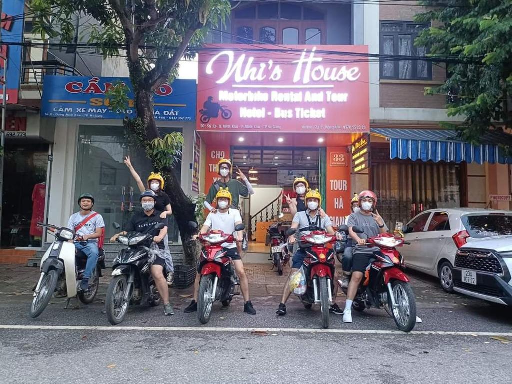 河江Nhi's House的一群骑摩托车的人在商店前