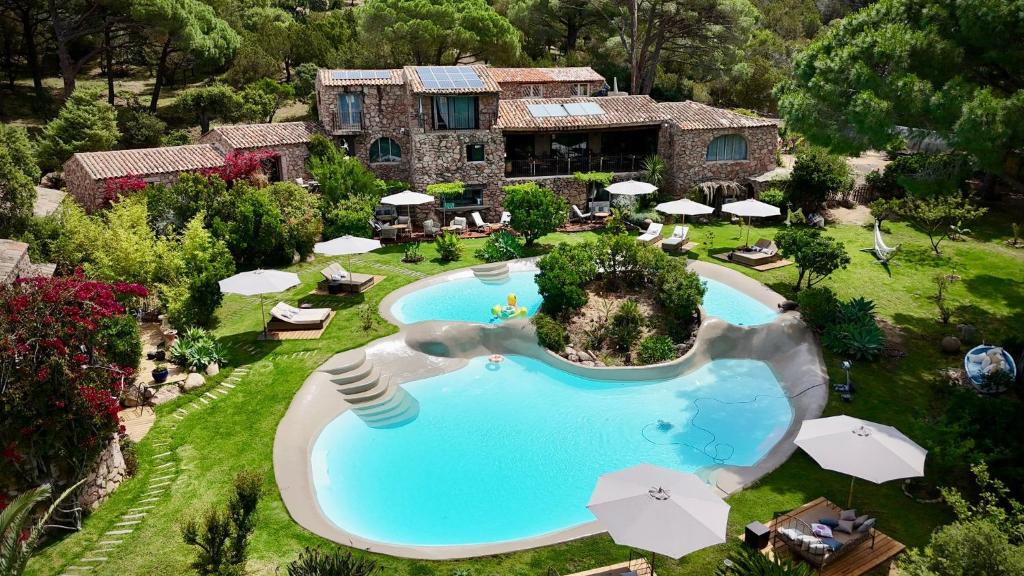 维琪奥港巴隆巴热亚大使大使酒店的享有度假村的空中景致,设有大型游泳池