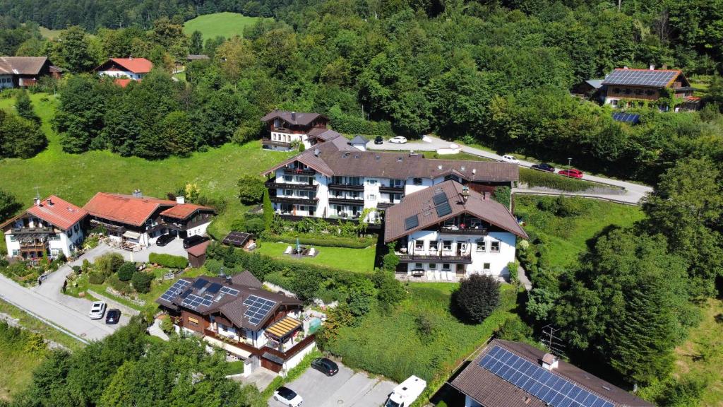 巴特莱辛哈尔Hotel Restaurant Neu Meran的享有大房子空中美景,设有庭院