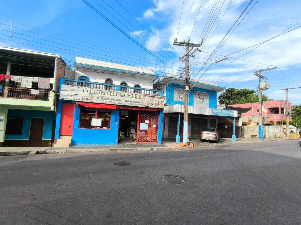 马瑙斯Quartos econômicos的路旁一条有蓝色建筑的街道