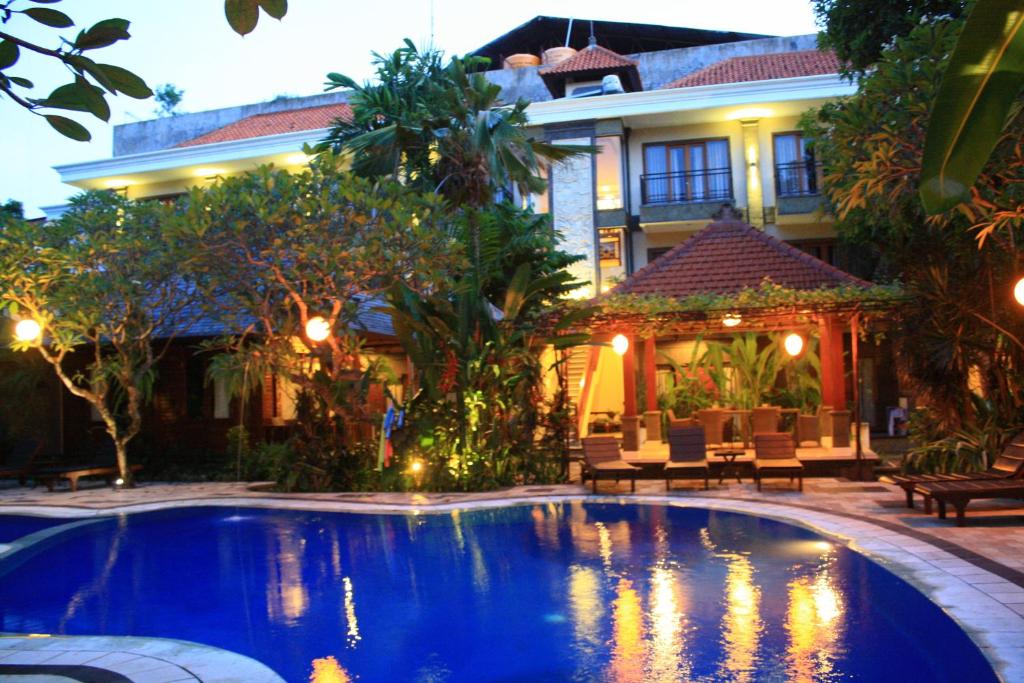 库塔捷鹏巴厘岛酒店的房屋前的游泳池