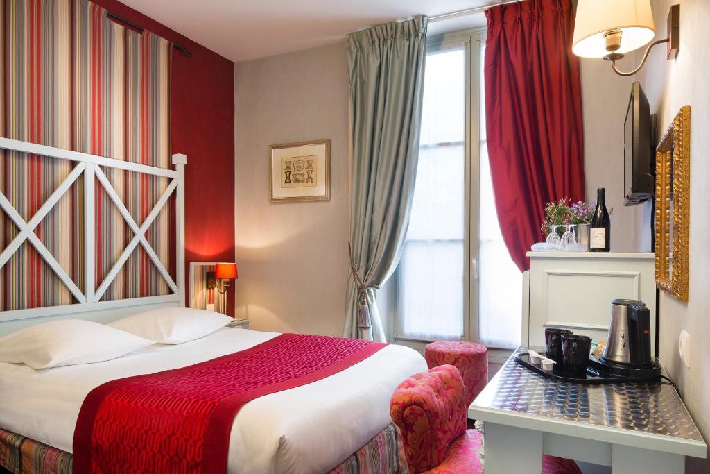 巴黎好男孩卢浮宫酒店的酒店客房设有床和窗户。