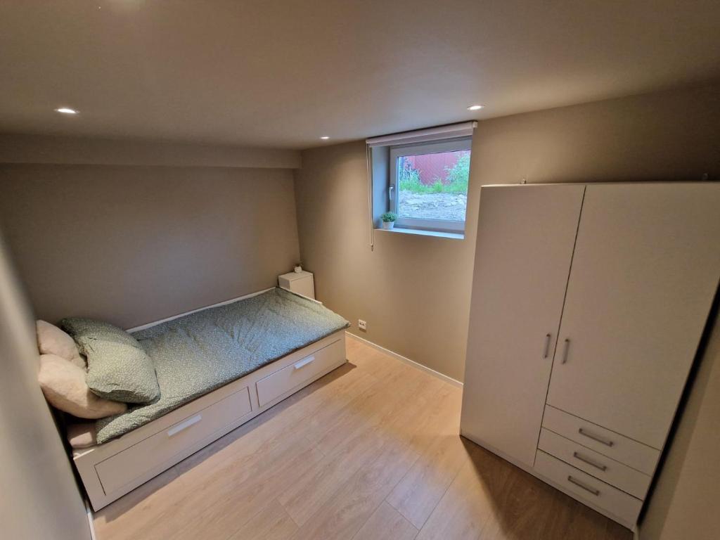 波什格伦Apartment in the city的一间小卧室,配有床和窗户