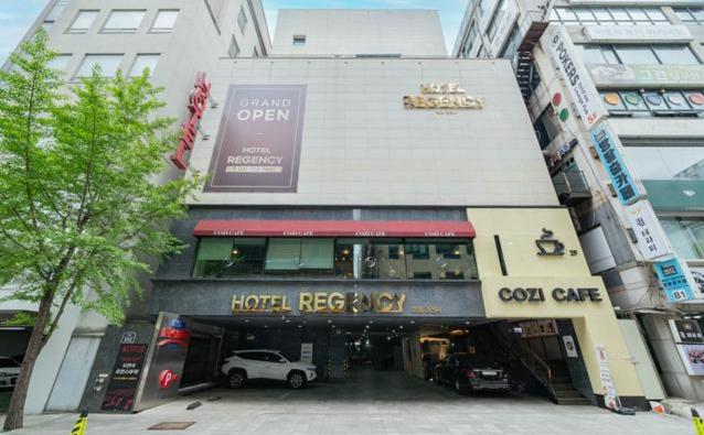 城南市Bundang Regency Hotel的城市中一座带车库的建筑