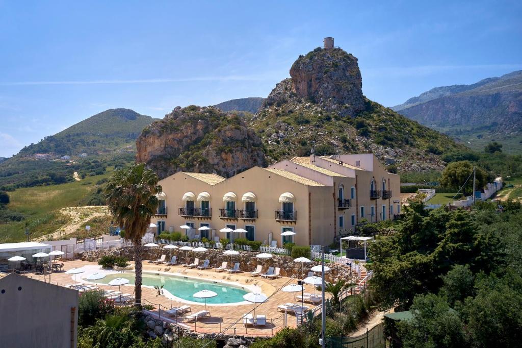 斯克佩罗巴格里奥德洛津加罗酒店的一座带游泳池和山脉的度假村