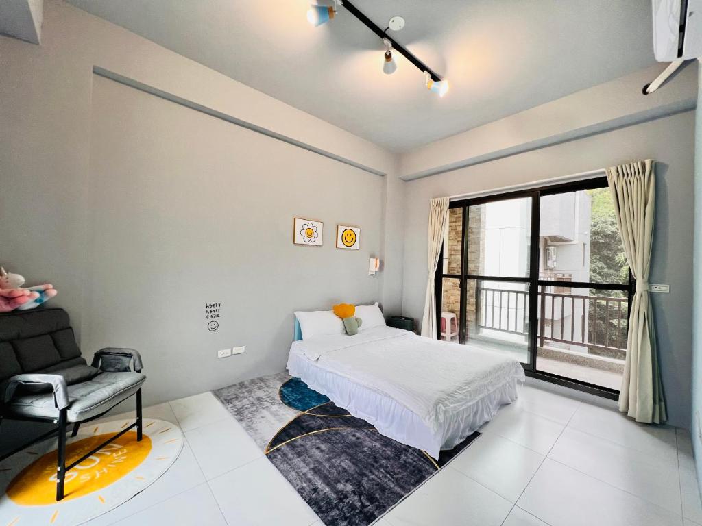 Ch'in-hsiang宜蘭民宿包棟 暑期優惠 蘭田山館的卧室配有床、椅子和窗户。