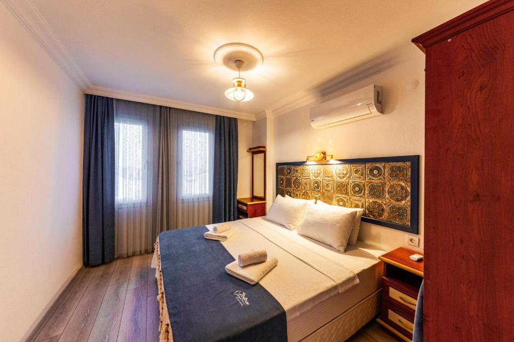 达特恰Özgüm Suite Otel的酒店客房,配有带两条毛巾的床