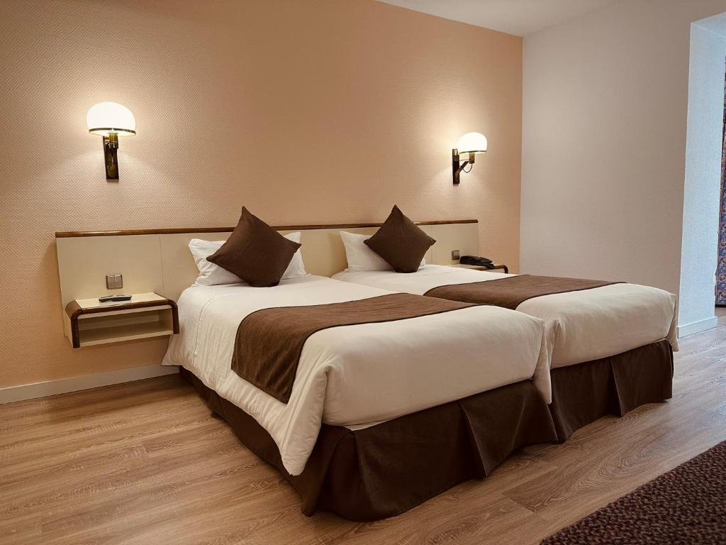安道尔城安道​​尔宫酒店的一间卧室,卧室内配有一张大床