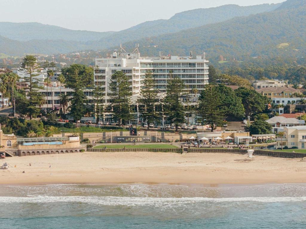 卧龙岗诺富特酒店卧龙岗北岸的享有海滩美景,设有一座大型建筑