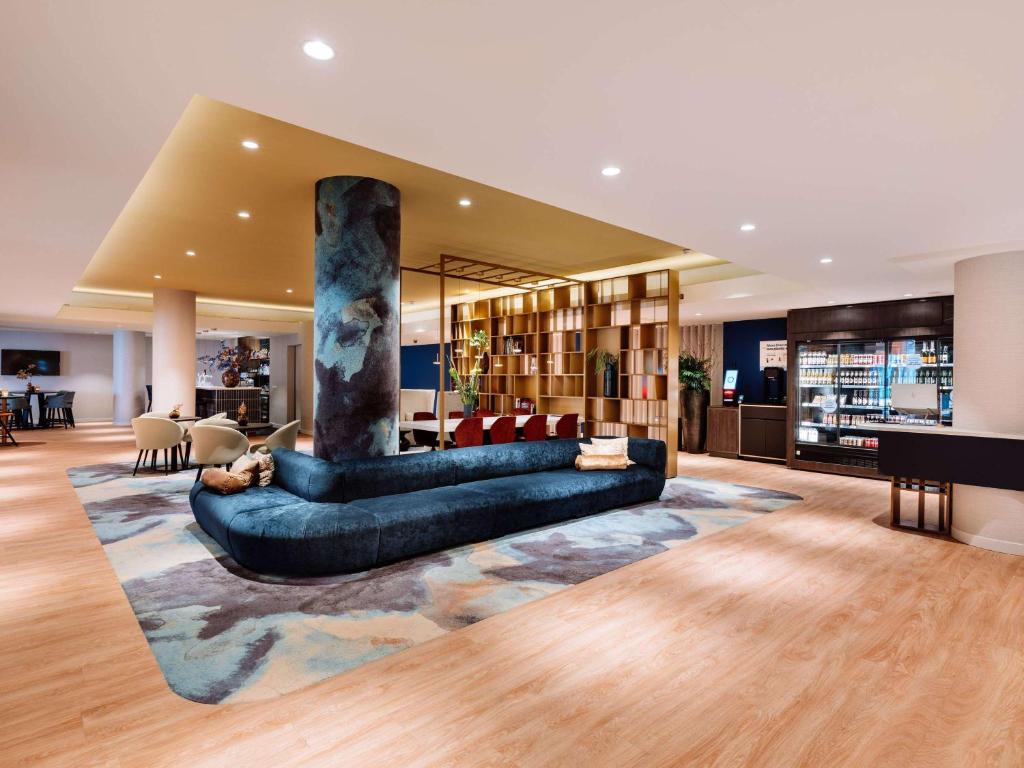 海牙海牙世界论坛诺富特酒店的带沙发和柱子的客厅