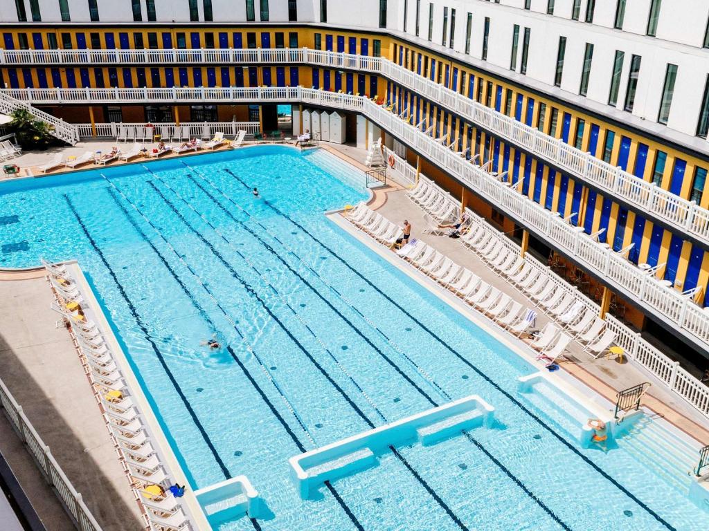 巴黎Molitor Hôtel & Spa Paris - MGallery Collection的大型游泳池的顶部景色