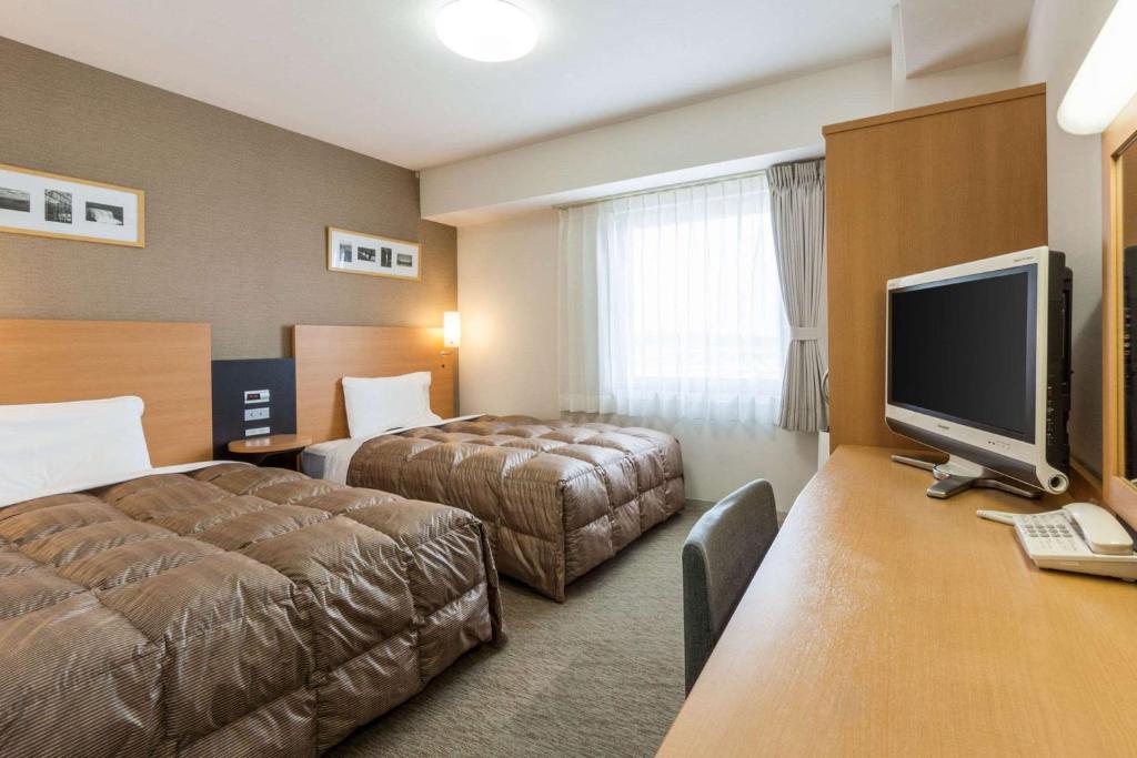 八户市八户康福特茵酒店的酒店客房设有两张床和一台平面电视。