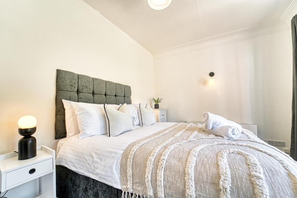 基德明斯特Guest Homes - Chester House Retreat的白色卧室配有一张带白色枕头的大床