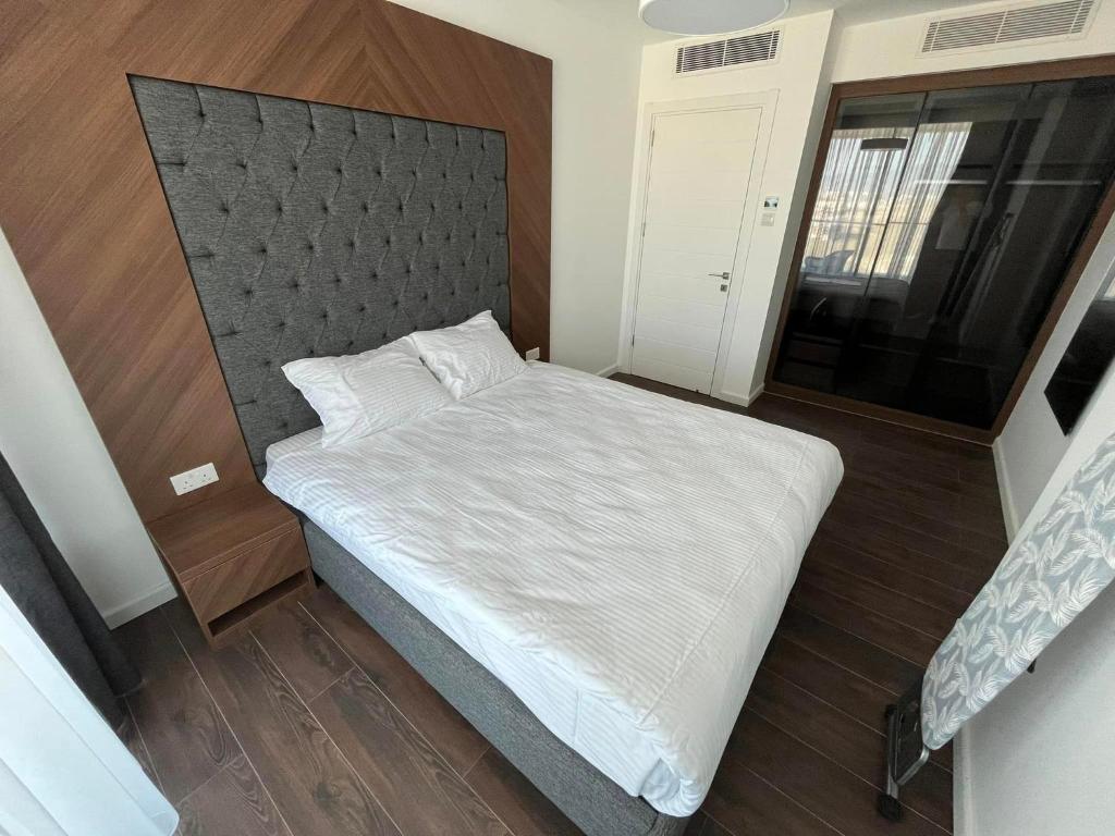 IskeleGrand Sapphire Resort 1 Bedroom Apartment的一间卧室配有一张带大床头板的床