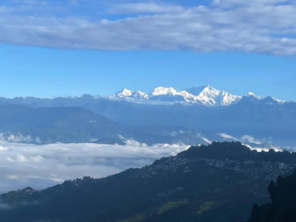 大吉岭PEARL HOMESTAY DARJEELING的享有山脉和白雪覆盖的山脉美景