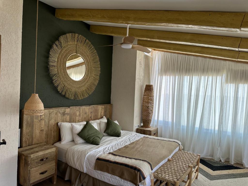 哈维亚Botanico Beauty Boutique Hotel SPA的一间卧室配有一张带镜子的床和窗户