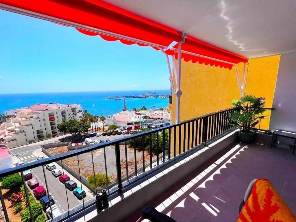 洛斯克里斯蒂亚诺斯Los Cristianos Apartamento cerca de la playa CH94的海景阳台。