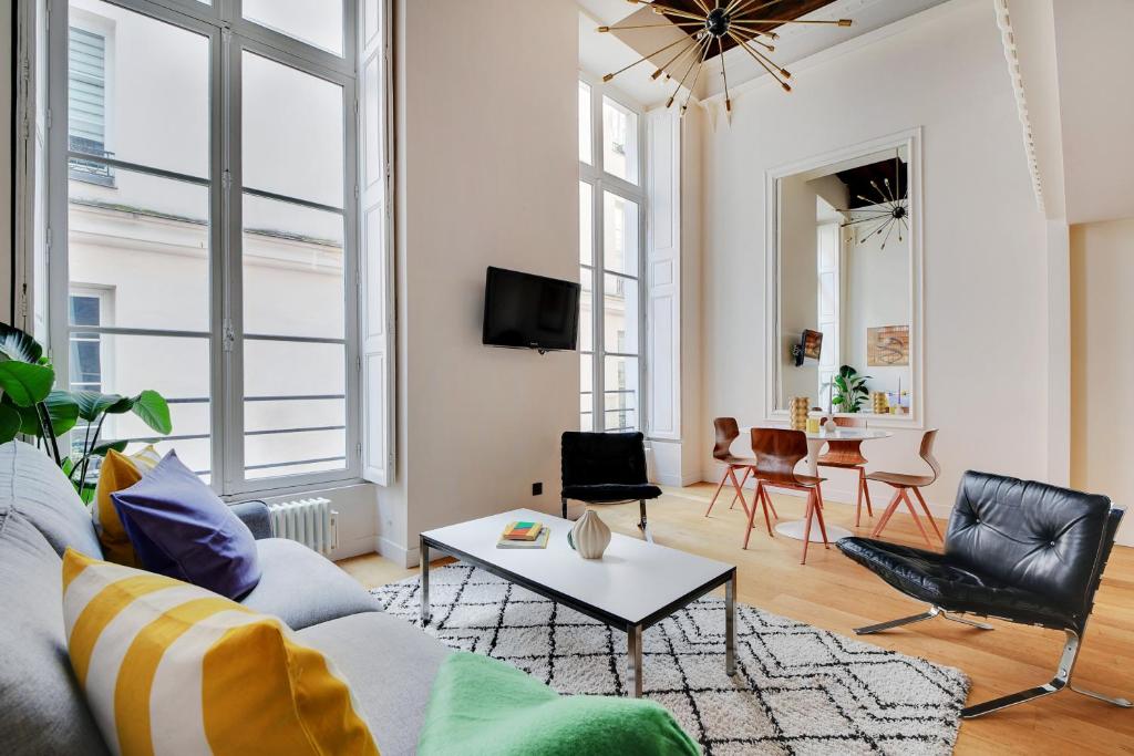 巴黎GemBnB Luxury Apartments - Temple的客厅配有沙发和桌子