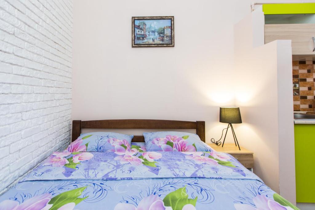 利沃夫Файна смарт-квартира біля ЖД вокзалу на Городоцькій 143的一间卧室配有蓝色的粉红色花床