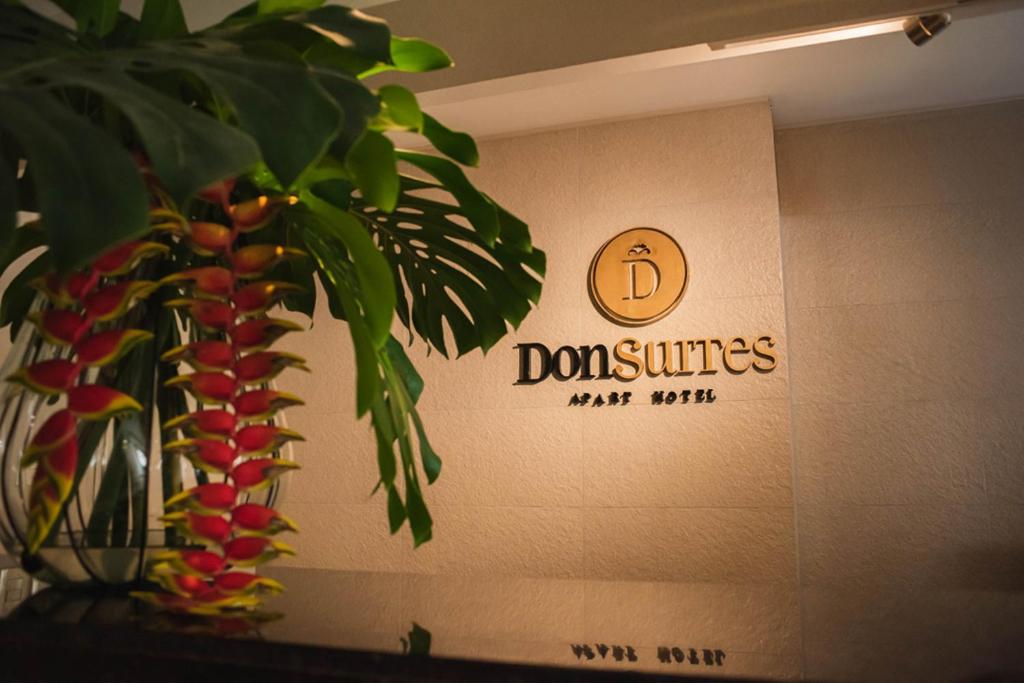 科连特斯DonSuites的花瓶里植物的墙上的标志