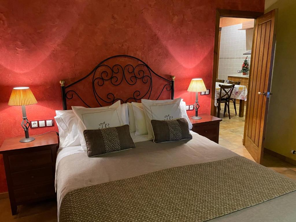 里贝斯的弗里瑟卡萨萨里贝斯公寓酒店的一间卧室设有一张带红色墙壁的大床