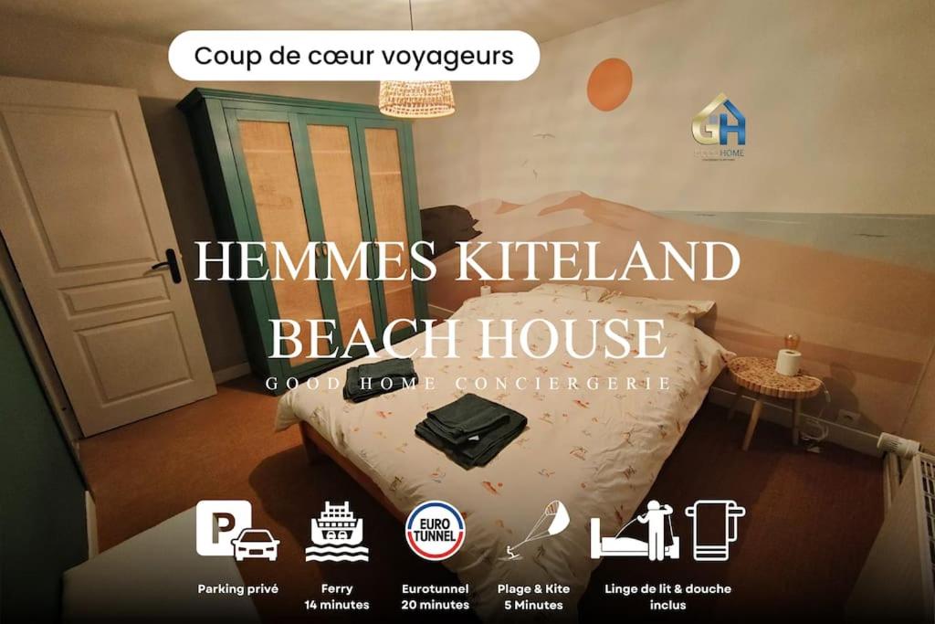 MarckHemmes Kiteland Beach House的一张海报,一张卧室的一张床铺