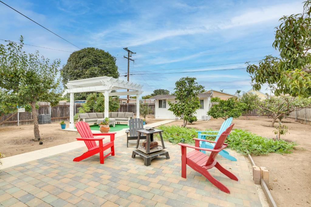 丘拉维斯塔Breeze by the Marina Chula Vista Getaway!的一组椅子坐在庭院里