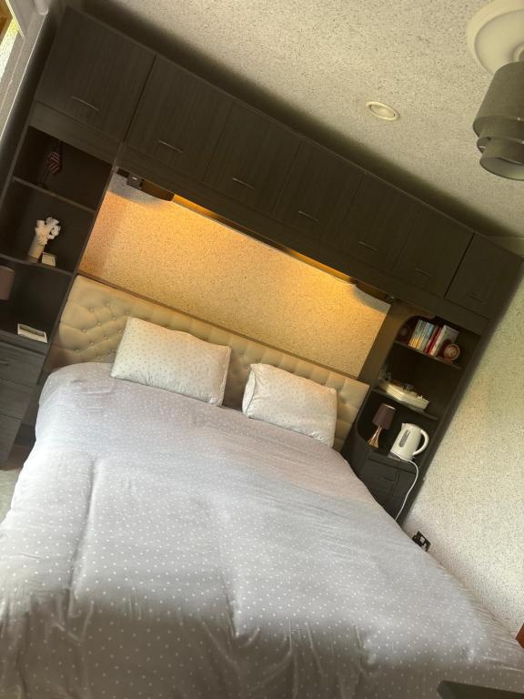 StevenstonRuthven的一间卧室配有一张带两个白色枕头的大床