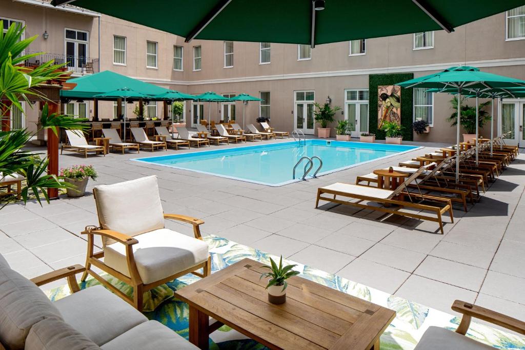 新奥尔良凯悦中心酒店，法国区的一个带躺椅的游泳池和一间酒店
