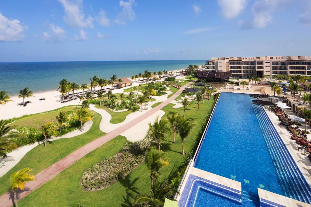 莫雷洛斯港Royalton Riviera Cancun, An Autograph Collection All-Inclusive Resort & Casino的享有度假胜地的空中景致,设有游泳池和海滩
