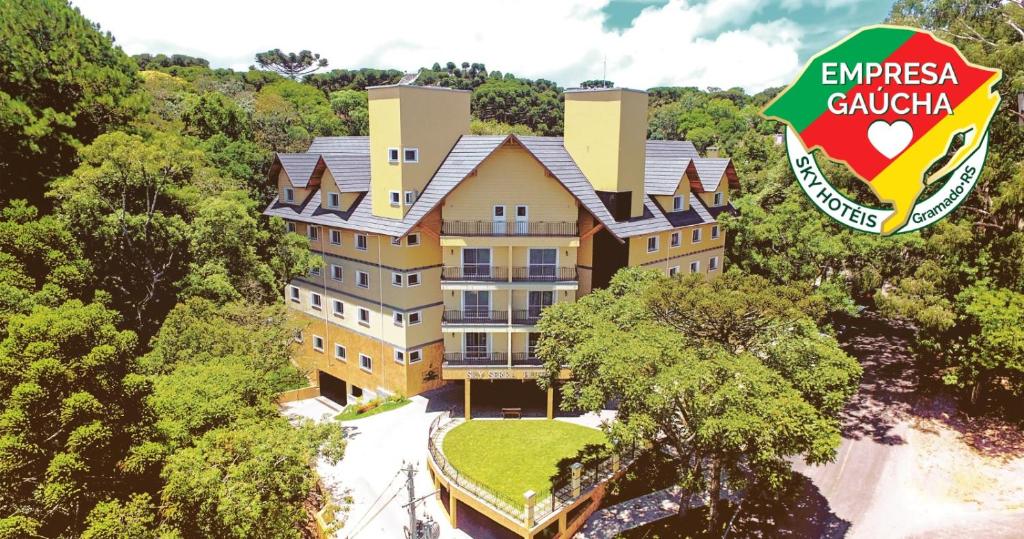 格拉玛多Sky Serra Hotel的森林中公寓大楼的空中景观