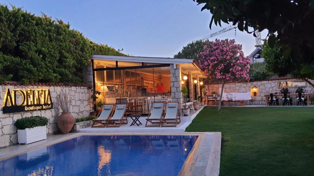 阿拉恰特阿德尔菲亚酒店的庭院中带游泳池的房子