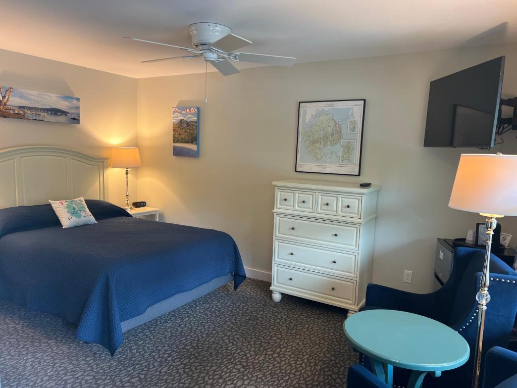 巴港Island Place的一间卧室配有一张床、一个梳妆台和电视。