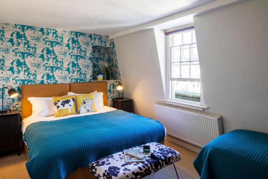 巴斯Dream Stays Bath - Trim Street (Hot tub)的一间卧室设有两张床,拥有蓝色和白色的墙壁