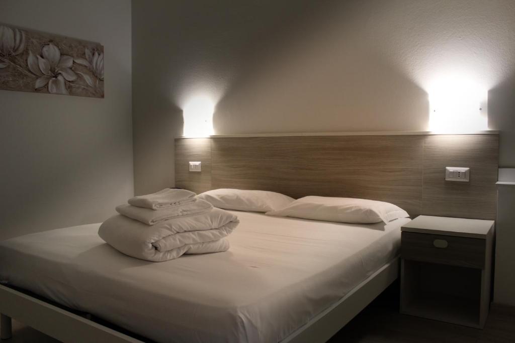 帕尔马诺瓦Hotel Roma的一间卧室配有带毛巾的床