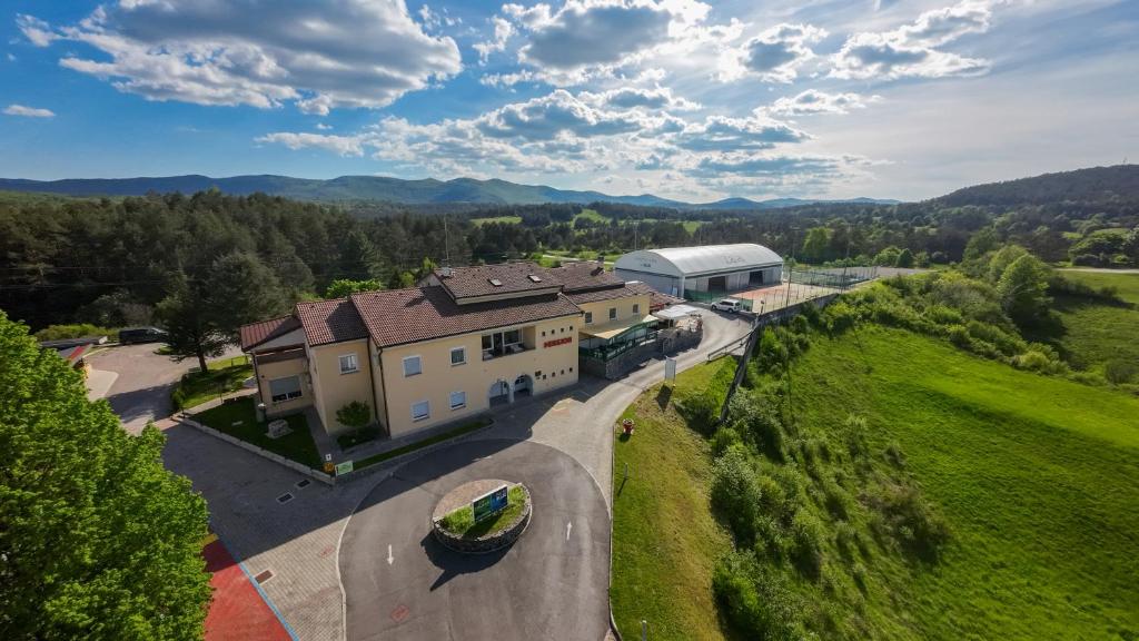 Hrušica帕特里克住宿加早餐旅馆的享有建筑的空中景致