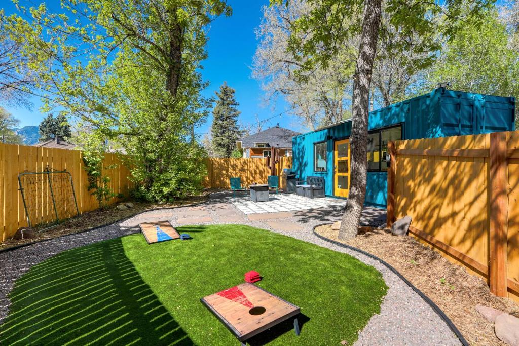 科罗拉多斯普林斯Cargo Casita Shipping Container Tiny Home的一个小院子,有桌子和一棵树