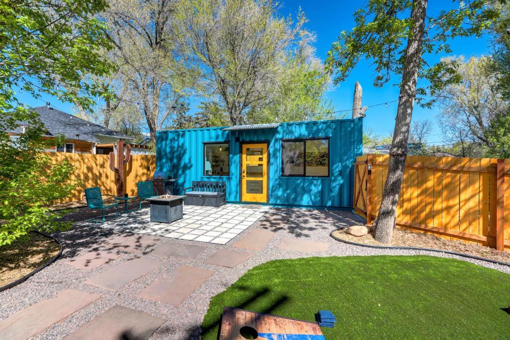Cargo Casita Shipping Container Tiny Home外面的花园