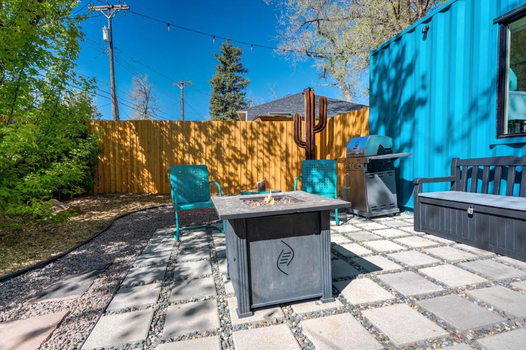 科罗拉多斯普林斯Cargo Casita Shipping Container Tiny Home的一个有两把椅子和一个水槽的石头露台