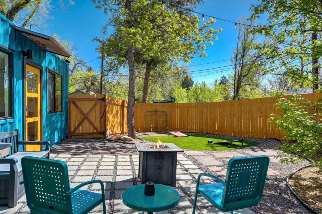 Cargo Casita Shipping Container Tiny Home外面的花园