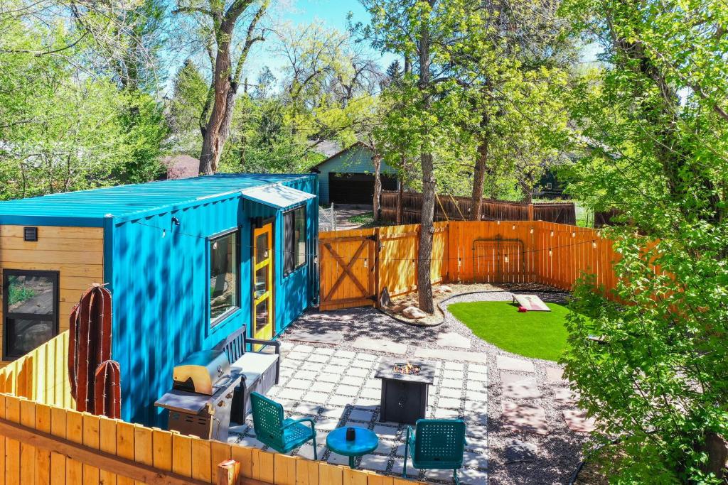 Cargo Casita Shipping Container Tiny Home外面的花园