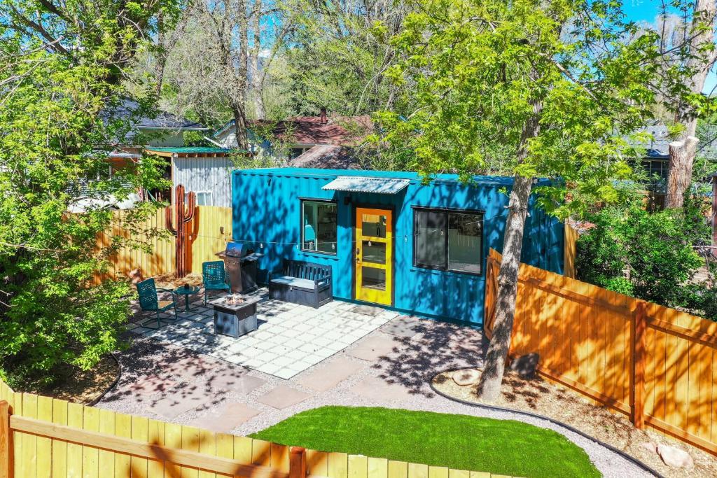 Cargo Casita Shipping Container Tiny Home外面的花园