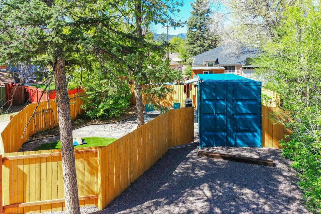 Cargo Casita Shipping Container Tiny Home外面的花园