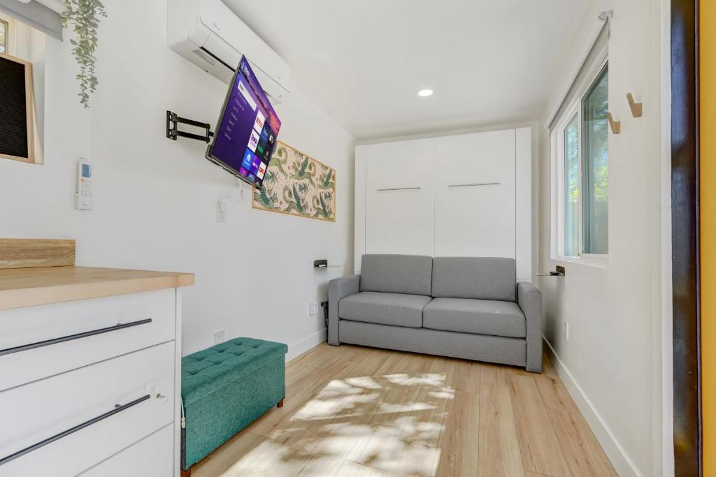 科罗拉多斯普林斯Cargo Casita Shipping Container Tiny Home的带沙发和电视的客厅