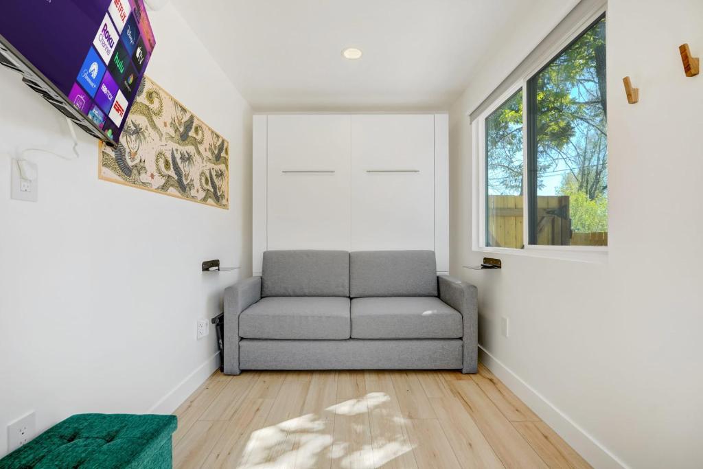 Cargo Casita Shipping Container Tiny Home的休息区