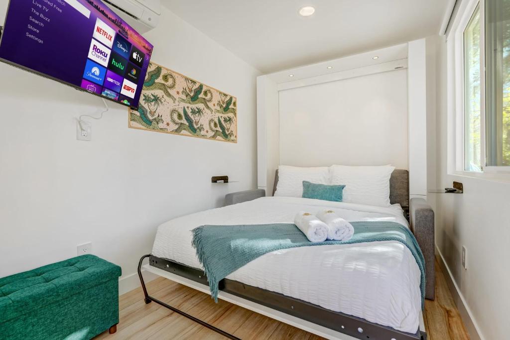 科罗拉多斯普林斯Cargo Casita Shipping Container Tiny Home的一间卧室，床上有两条毛巾